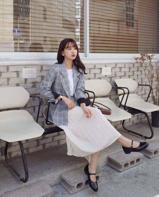 Chân váy dập ly tông trắng được mix cùng blazer, áo thun, sơ mi để mang lại nét trang nhã cho phái đẹp. Set đồ đơn giản này vừa có thể mặc đến văn phòng, vừa sử dụng khi đi dạo phố.