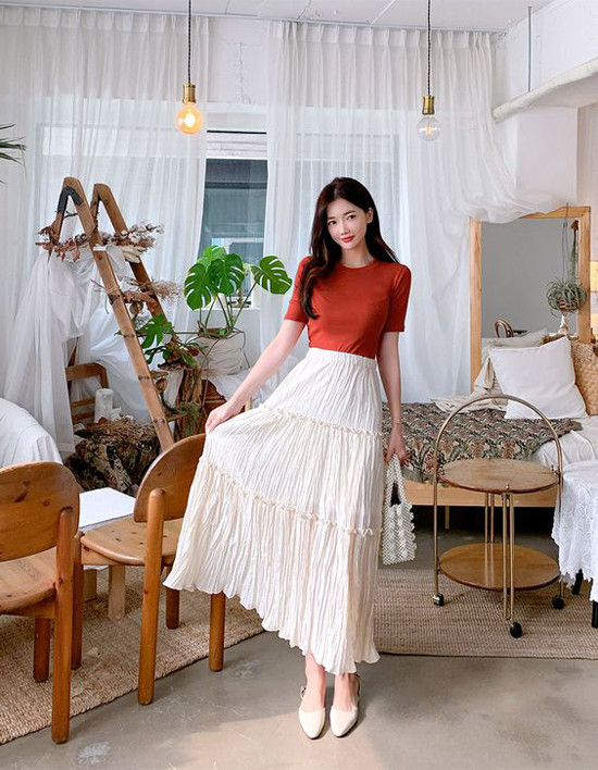 Song song với việc lựa chọn váy áo đúng mùa, cách sử dụng các mẫu phụ kiện đang được yêu thích sẽ góp phần giúp bạn gái trở nên sành điệu hơn. Ví dụ như túi xách kết hạt ngọc trai, túi vải canvas, túi mây tre đan.