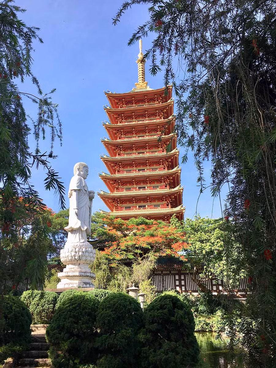 Tháp xá lợi - kiến trúc độc đáo bậc nhất nổi bậc với màu sa chu giữa trời xanh