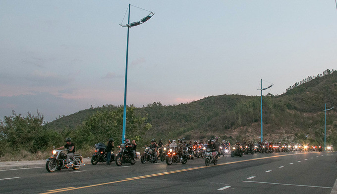  Phong trào chơi môtô tại Việt Nam cũng như nhiều nơi trên thế giới, thường tạo thành những hội, nhóm, nơi họ có thể chia sẻ kinh nghiệm, sở thích cùng nhau. Trong ảnh là đoàn môtô dừng chân khi hoàng hôn buông xuống. 