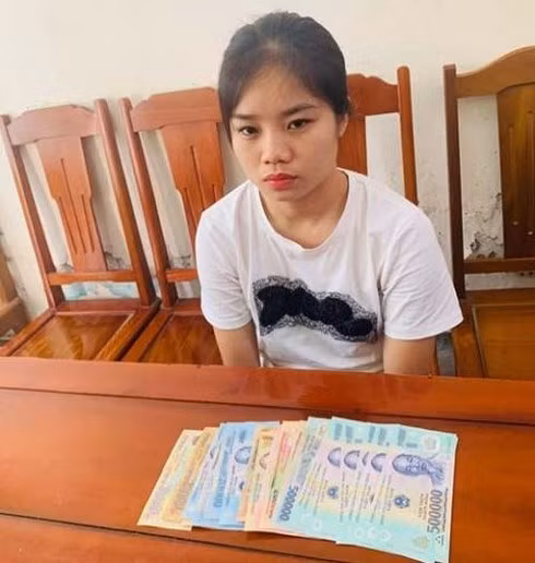  Đối tượng Nguyễn Thị Hằng và tang vật tại cơ quan công an