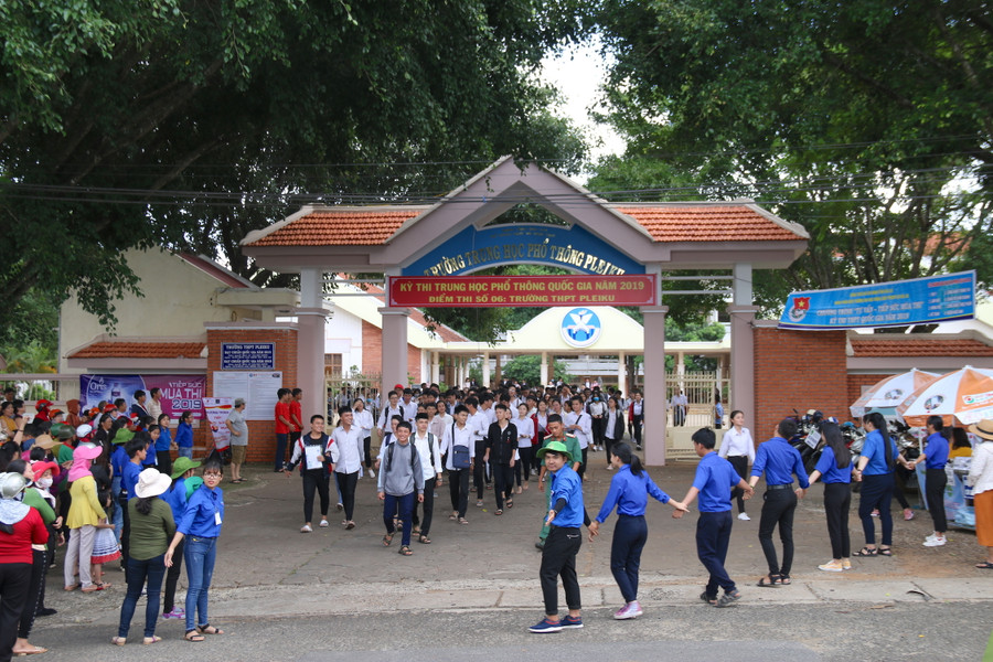 Một số thí sinh tỏ ra thoải mái vì đã hoàn thành xong môn thi cuối cùng của kỳ thi. Ảnh: Chí Hào