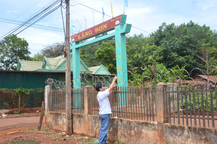 Làm hàng rào mới ở làng Sơn, xã Ia Nan. Ảnh: Vĩnh Hoàng