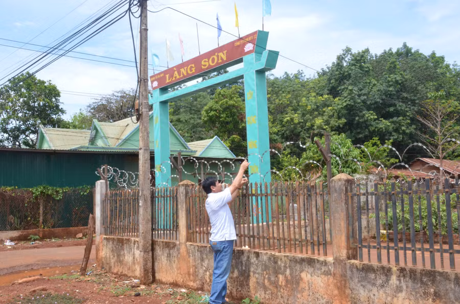 Làm hàng rào mới ở làng Sơn, xã Ia Nan. Ảnh: Vĩnh Hoàng