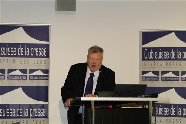 Luật sư Pierre Schifferli (Văn phòng Luật sư Schifferli tại Geneva), một trong những người khởi xướng và tổ chức hội thảo, phát biểu khai mạc. (Ảnh: Hoàng Hoa/TTXVN) Luật sư Pierre Schifferli (Văn phòng Luật sư Schifferli tại Geneva), một trong những người khởi xướng và tổ chức hội thảo, phát biểu khai mạc. (Ảnh: Hoàng Hoa/TTXVN)