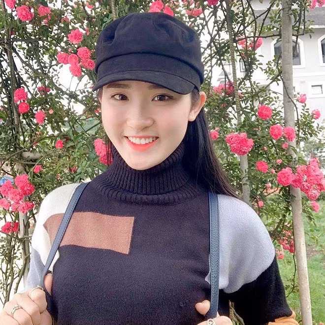 Cẩm Nhi sở hữu đôi mắt to, làn da trắng hồng. Cô được nhiều người ưu ái đặt cho biệt danh 