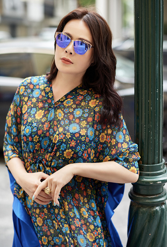  Luôn bắt kịp xu hướng thế giới mà vẫn không xa rời thẩm mỹ người Việt, Trần Hiền sử dụng chất liệu chủ yếu trong lookbook lần này là lụa họa tiết hoa lá.