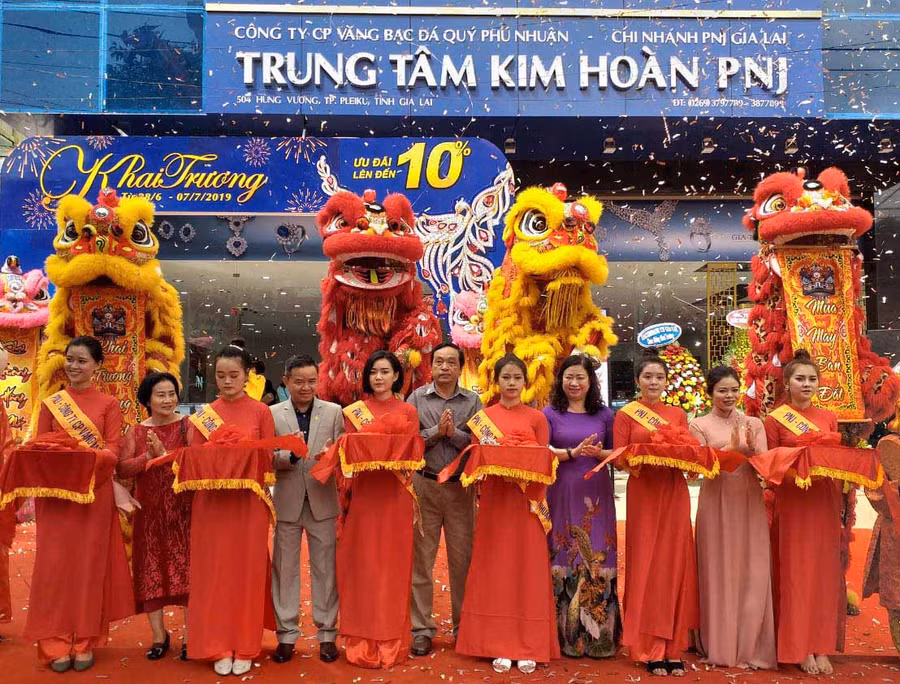 Cắt băng khai trương trung tâm. Ảnh: Anh Huy