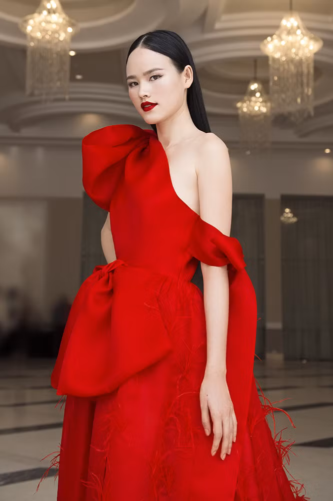 Chiều 12/6, buổi họp báo giới thiệu chương trình Model Kid Vietnam 2019 đã được diễn ra tại TP. Hồ Chí Minh. Sự kiện gây chú ý bởi sự góp mặt của bộ sậu quyền lực gồm Tuyết Lan, Mâu Thuỷ, Hương Ly, Quang Đại. Á quân Next Top Tuyết Lan đã chiếm trọn spotlight bởi set đồ tông màu đỏ nổi bần bật.