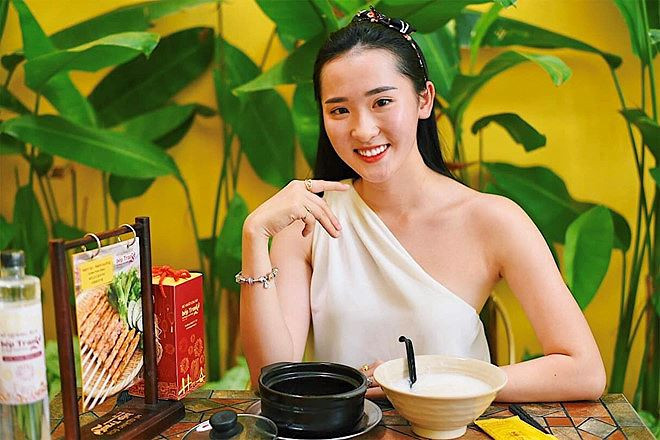  Phan Cẩm Nhi (sinh năm 2000) là sinh viên năm nhất ĐH Duy Tân. Cô được mọi người biết đến qua giải thưởng Người đẹp thể thao trong cuộc thi Hoa hậu Việt Nam 2018. 10X từng là Á khôi 2 cuộc thi Sinh viên Tài năng - Thanh lịch do trường tổ chức. Hiện trang cá nhân của cô có hơn 15.000 lượt theo dõi.