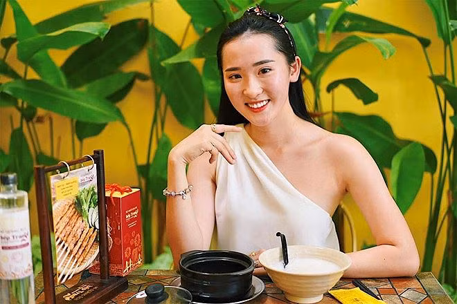  Phan Cẩm Nhi (sinh năm 2000) là sinh viên năm nhất ĐH Duy Tân. Cô được mọi người biết đến qua giải thưởng Người đẹp thể thao trong cuộc thi Hoa hậu Việt Nam 2018. 10X từng là Á khôi 2 cuộc thi Sinh viên Tài năng - Thanh lịch do trường tổ chức. Hiện trang cá nhân của cô có hơn 15.000 lượt theo dõi.