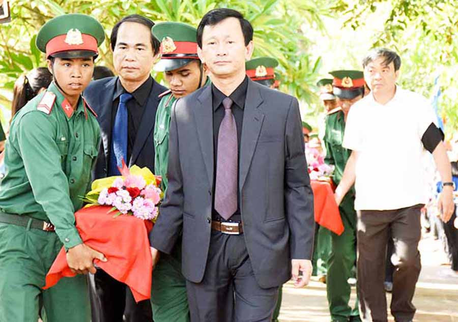 Lãnh đạo tỉnh cùng các chiến sĩ đưa hài cốt liệt sĩ về nơi an táng. Ảnh: TRẦN DUNG