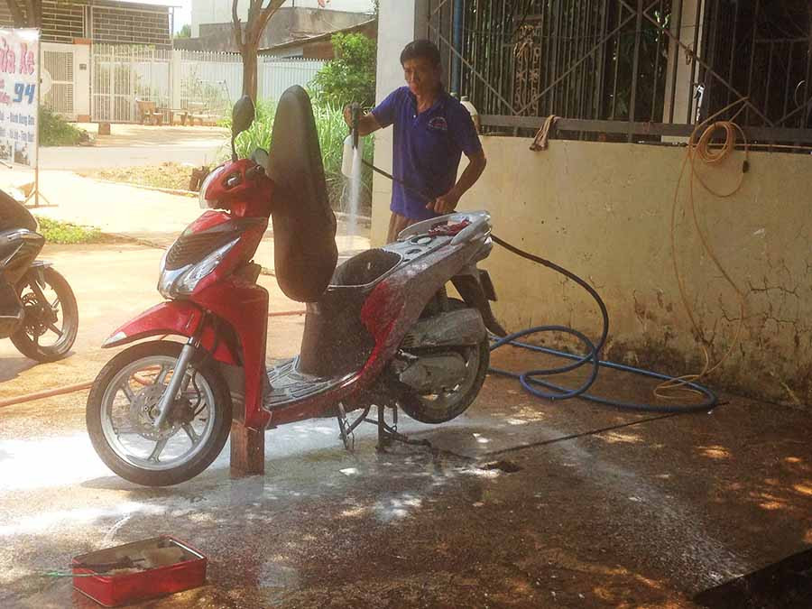  Nhiều gia đình chọn nghề rửa xe để phát triển kinh tế. Ảnh: H.P