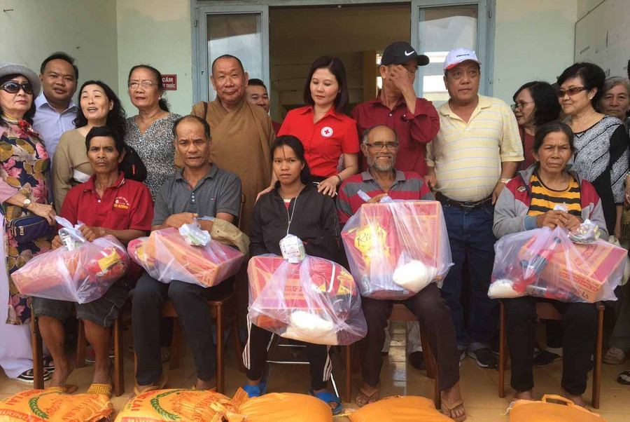 Tặng quà bà con nghèo. Ảnh: Hồng Ngọc 