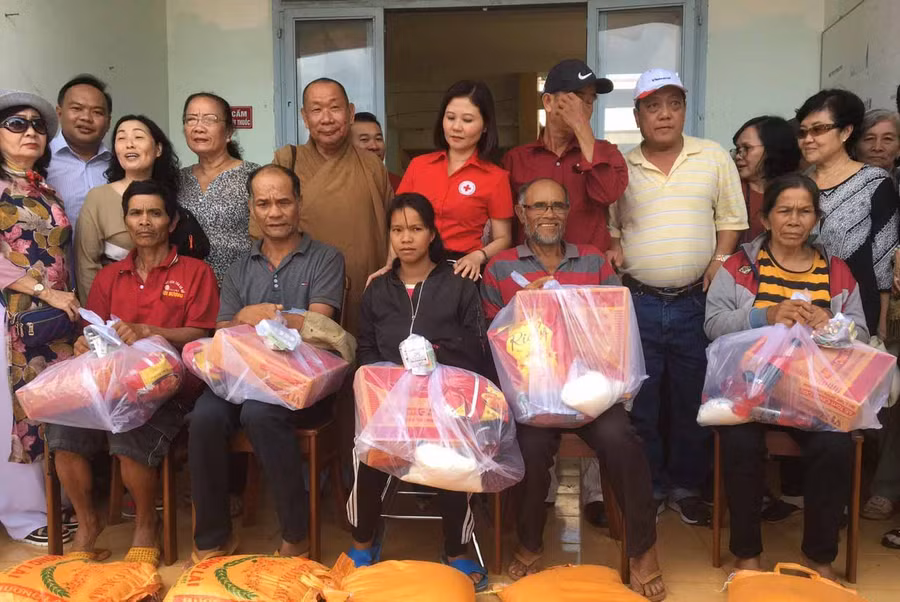 Tặng quà bà con nghèo. Ảnh: Hồng Ngọc 