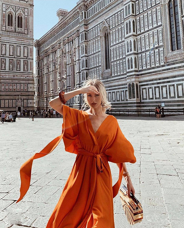 Những chất liệu đậm chất con gái như lụa, voan, chiffon, satin được nhiều nhà mốt chọn lựa để mang tới các mẫu váy ứng dụng cao. Những chất liệu đậm chất con gái như lụa, voan, chiffon, satin được nhiều nhà mốt chọn lựa để mang tới các mẫu váy ứng dụng cao.