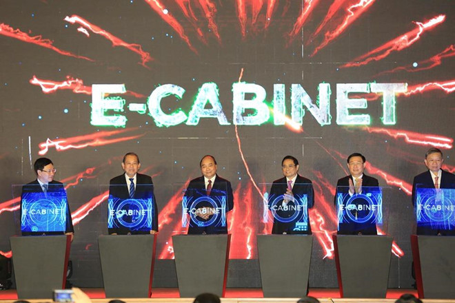 Các đại biểu nhấn nút khai trương hệ thống e-Cabinet. Các đại biểu nhấn nút khai trương hệ thống e-Cabinet.