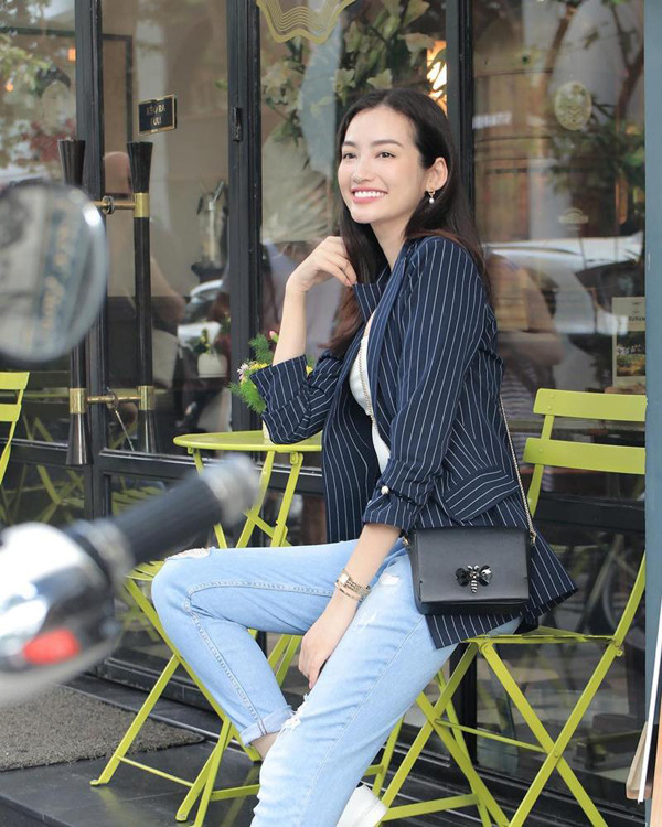 Áo vest kẻ sọc là sản phẩm được những cô nàng sành mốt 'săn lùng'. Trúc Diễm chọn áo hợp mốt để phối cùng áo thun và quần jeans. Áo vest kẻ sọc là sản phẩm được những cô nàng sành mốt 'săn lùng'. Trúc Diễm chọn áo hợp mốt để phối cùng áo thun và quần jeans.