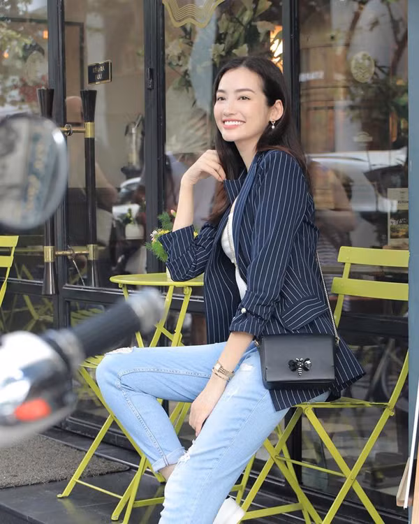 Áo vest kẻ sọc là sản phẩm được những cô nàng sành mốt 'săn lùng'. Trúc Diễm chọn áo hợp mốt để phối cùng áo thun và quần jeans.