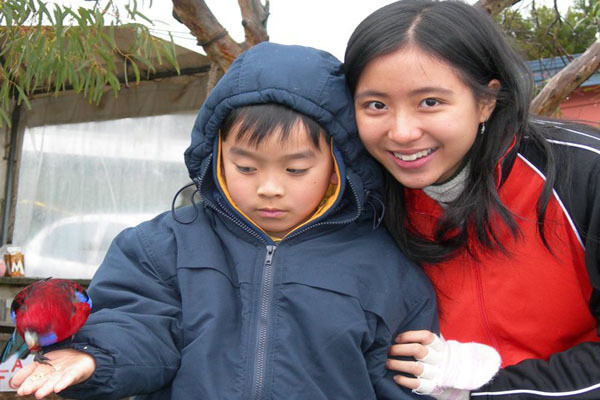  Bác sĩ Lily trong một chuyến đi thiện nguyện.