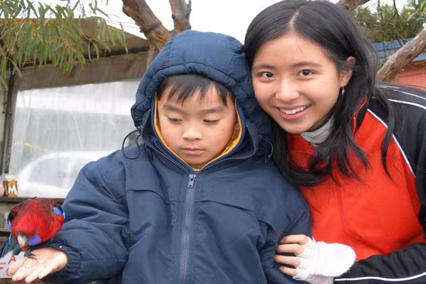  Bác sĩ Lily trong một chuyến đi thiện nguyện.