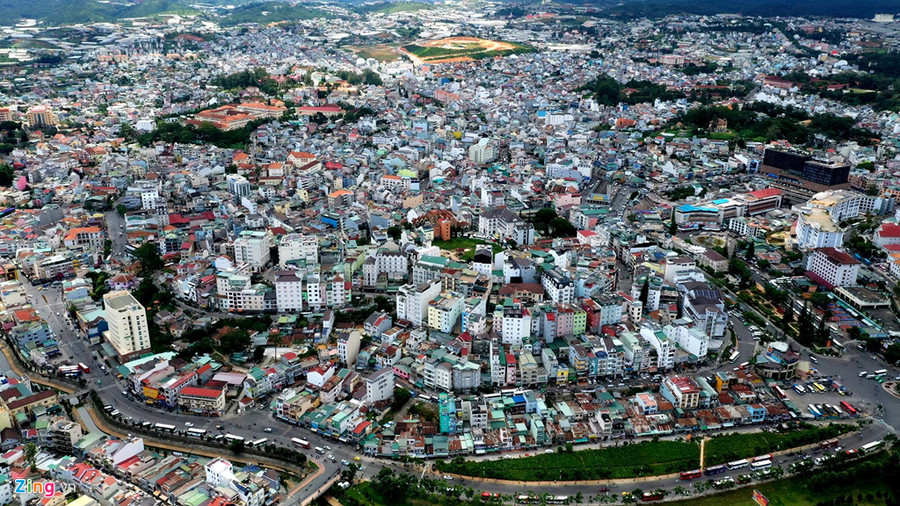 Có biệt danh là "thành phố ngàn hoa" nhưng Đà Lạt giờ đây đã không còn nhiều khoảng xanh thơ mộng, thay vào đó là những căn nhà ống nằm san sát. Có biệt danh là