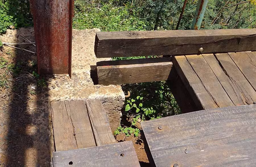 Chân cầu rời khỏi mố khiến cầu treo bị chao đảo khi có người đi qua.