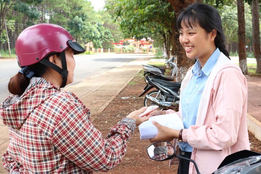Em Đào Ngọc Quyên tự tin hoàn thành bài thi Ngoại ngữ từ 6-7 điểm. Ảnh: Ngọc Sang