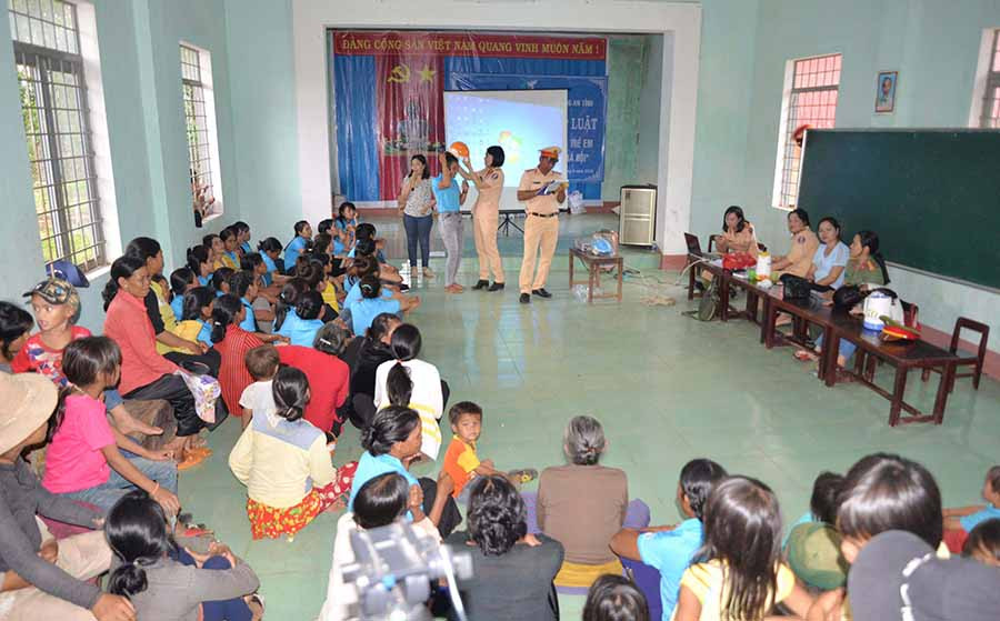  Tuyên truyền Luật Giao thông Đường bộ và tặng mũ bảo hiểm cho người dân làng KDung 1 (xã Hà Ra, huyện Mang Yang). Ảnh: N.H