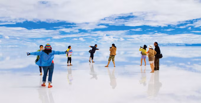 Các nhà khoa học đã phát hiện ra khu vực này là một phần của hồ Minchin vào khoảng 40.000 năm về trước. Thời tiền sử, hồ đã bao phủ toàn bộ phía tây nam của Bolivia. Qua thời gian, nước dần cạn kiệt, ngày nay chỉ còn sót lại hai tiểu hồ là Poopo và Uru Uru. Trong một số hang động vẫn còn hóa thạch san hô, dấu tích về một vùng biển đã tồn tại trong quá khứ. Ảnh: Turisbus.