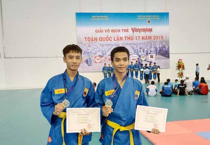 2 VĐV giành huy chương bạc nội dung song luyện của đoàn Gia Lai. Ảnh: Minh Vỹ