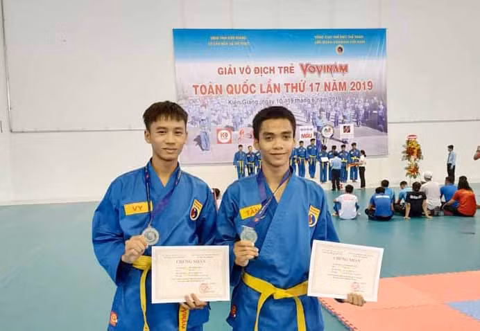2 VĐV giành huy chương bạc nội dung song luyện của đoàn Gia Lai. Ảnh: Minh Vỹ