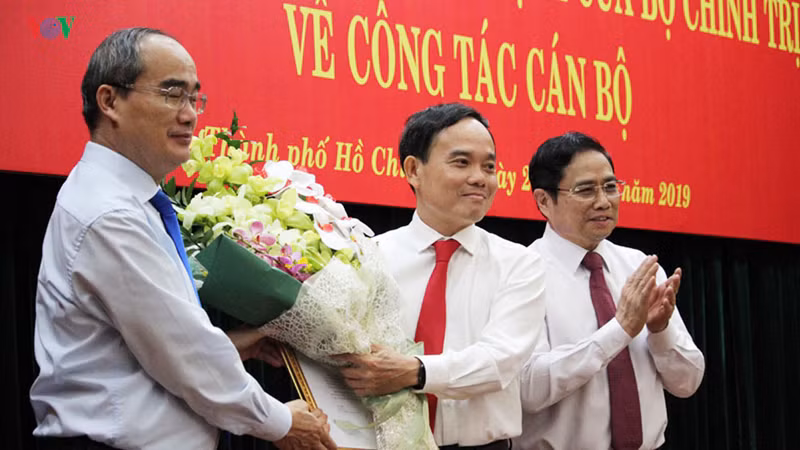 Bí thư Thành ủy TPHCM Nguyễn Thiện Nhân tặng hoa chúc mừng ông Trần Lưu Quang giữ chức Phó Bí thư Thường trực Thành ủy TPHCM. 