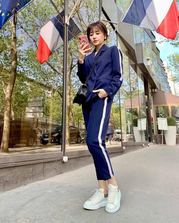 Hari Won trẻ trung cùng suit phối đường kẻ sọc phối tông xanh - trắng cuốn hút. Trào lưu diện suit cùng các mẫu giầy thể thao cũng được bà xã Trấn Thành áp dụng hiệu quả. Hari Won trẻ trung cùng suit phối đường kẻ sọc phối tông xanh - trắng cuốn hút. Trào lưu diện suit cùng các mẫu giầy thể thao cũng được bà xã Trấn Thành áp dụng hiệu quả.