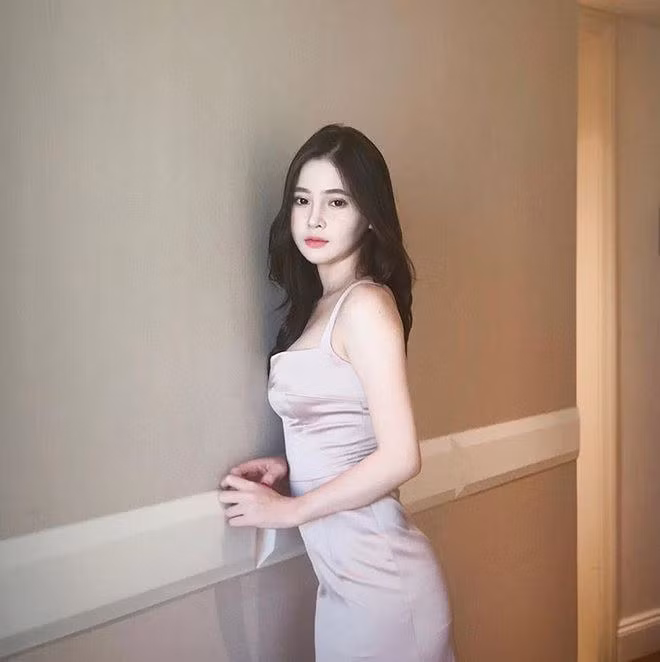 Thảo Nguyên sở hữu làn da trắng hồng, đôi mắt to tròn, nụ cười dịu dàng. Được biết, cô bắt đầu công việc người mẫu từ năm 13 tuổi. Hot girl Đà Nẵng có gu thời trang khá trẻ trung, hiện đại, phần nhiều đến từ các thương hiệu lớn.