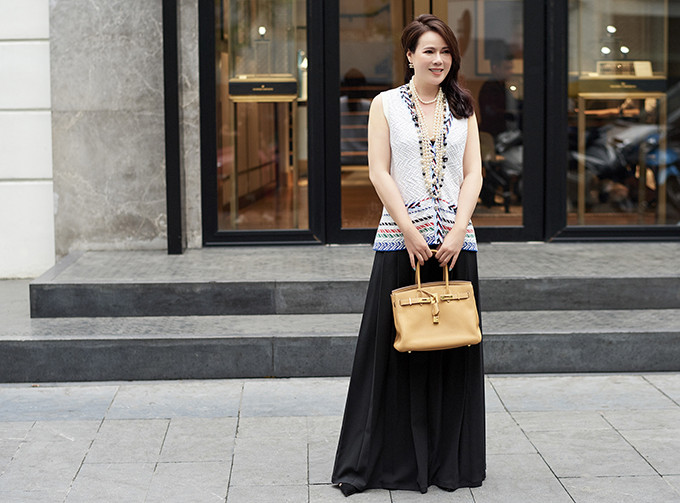 Trần Hiền không ngừng đầu tư phụ kiện hàng hiệu đồng điệu cùng phong cách váy áo để thể hiện sự sang chảnh.