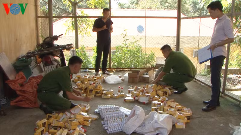 Công an thu giữ lô thuốc bảo vệ thực vật bị cấm sử dụng tại Việt Nam.