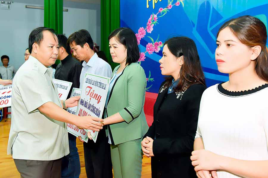 Tại chương trình “Tết sum vầy 2019”, Liên đoàn Lao động tỉnh đã hỗ trợ 20 nhà “Mái ấm Công đoàn” cho đoàn viên khó khăn về nhà ở với tổng giá trị 630 triệu đồng. Ảnh: Đức Thụy