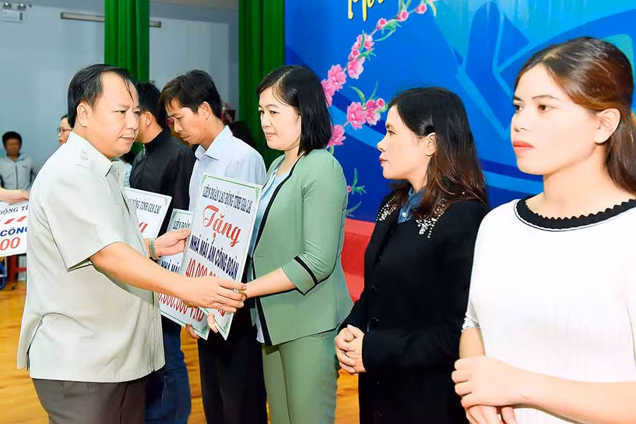 Tại chương trình “Tết sum vầy 2019”, Liên đoàn Lao động tỉnh đã hỗ trợ 20 nhà “Mái ấm Công đoàn” cho đoàn viên khó khăn về nhà ở với tổng giá trị 630 triệu đồng. Ảnh: Đức Thụy