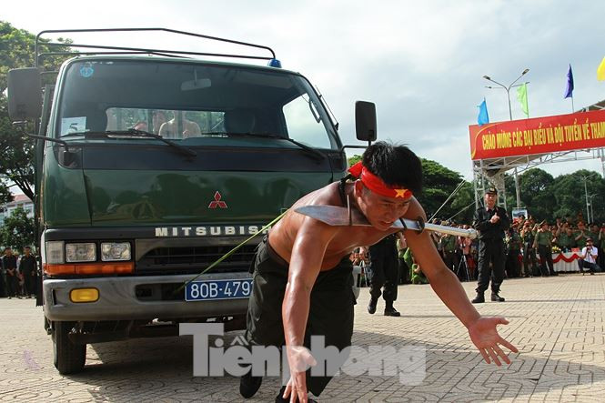 Chiến sĩ trình diễn nội công thâm hậu