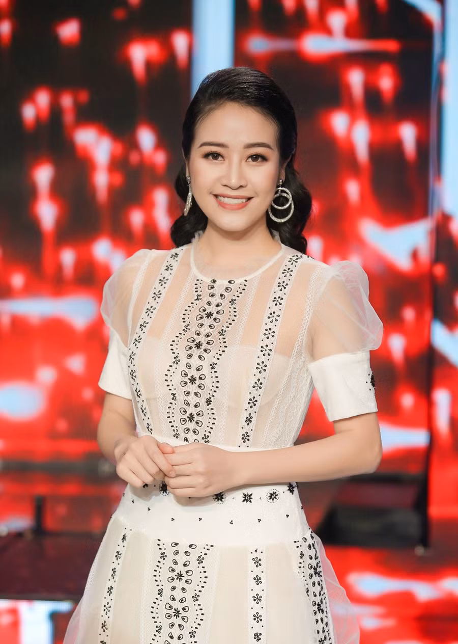 Phí Linh là gương mặt quen thuộc trên sóng truyền hình. Phí Linh là gương mặt quen thuộc trên sóng truyền hình.