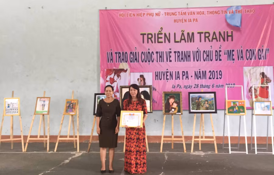  Bà Ksor H’Cher-Chủ tịch Hội LHPN huyện Ia Pa trao giải nhất cho chị Bùi Thị Lý-Trường THCS Phan Bội Châu xã IaMrơn. Ảnh: Hoàng Hiền