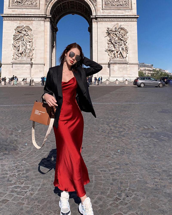 Jolie Nguyễn thể hiện sự phá cách khi chọn giầy đế khủng để mặc cùng váy lụa mềm. Cô cũng chọn kiểu áo thịnh hành để hoàn thiện set đồ dạo phố. Jolie Nguyễn thể hiện sự phá cách khi chọn giầy đế khủng để mặc cùng váy lụa mềm. Cô cũng chọn kiểu áo thịnh hành để hoàn thiện set đồ dạo phố.