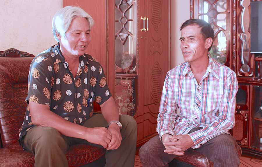Ông Ayó (trái) và ông Hnin luôn tìm cách gìn giữ những làn điệu dân ca truyền thống của dân tộc mình. Ảnh: H.T  Ông Ayó (trái) và ông Hnin luôn tìm cách gìn giữ những làn điệu dân ca truyền thống của dân tộc mình. Ảnh: H.T