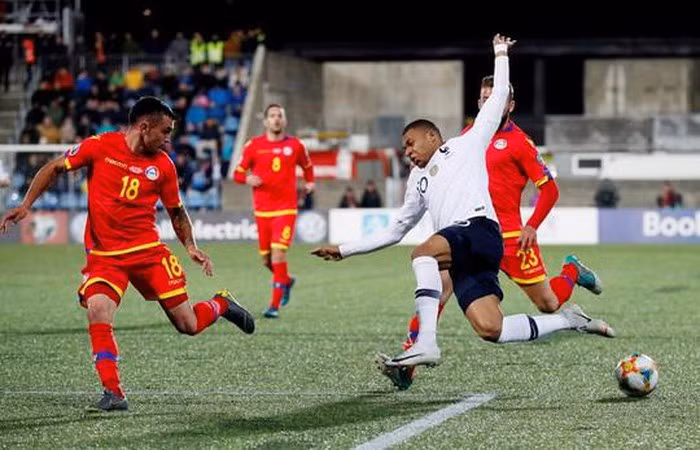 Kylian Mbappe tả xung hữu đột, góp công bằng 1 bàn và 1 kiến tạo Kylian Mbappe tả xung hữu đột, góp công bằng 1 bàn và 1 kiến tạo