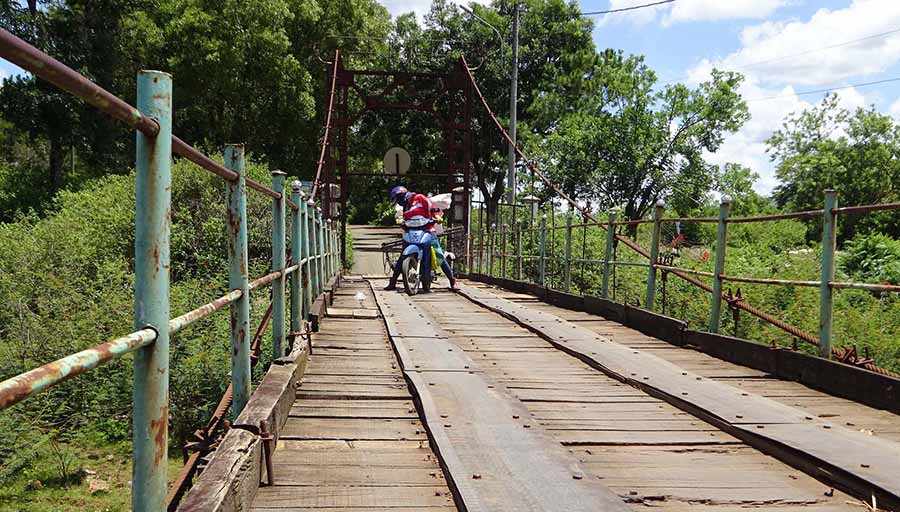 Cầu treo Biển Hồ ngày một xuống cấp. Ảnh: H.P