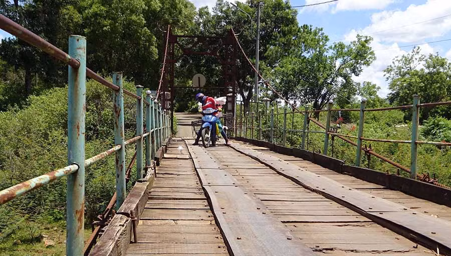 Cầu treo Biển Hồ ngày một xuống cấp. Ảnh: H.P