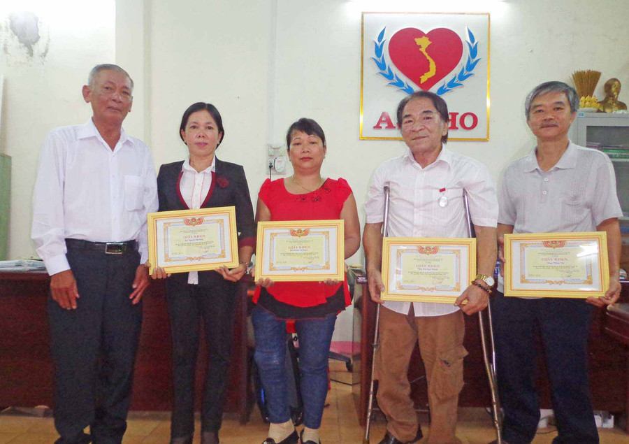 ãnh đạo Tỉnh hội trao giấy khen cho các cá nhân có thành tích xuất sắc. Ảnh: Hà Phương