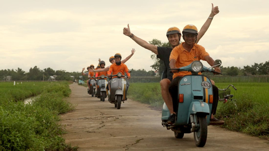 Đối với các tour du lịch nông thôn, Vespa Adventures là lựa chọn tốt nhất dành cho du khách. Ảnh: CNN