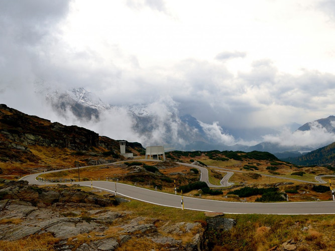  San Bernardino là đường đèo nằm trong dãy núi Alps của Thụy Sĩ. Trên đường đi là những ngôi làng nhỏ ẩn mình dưới chân những ngọn núi hùng vĩ.
